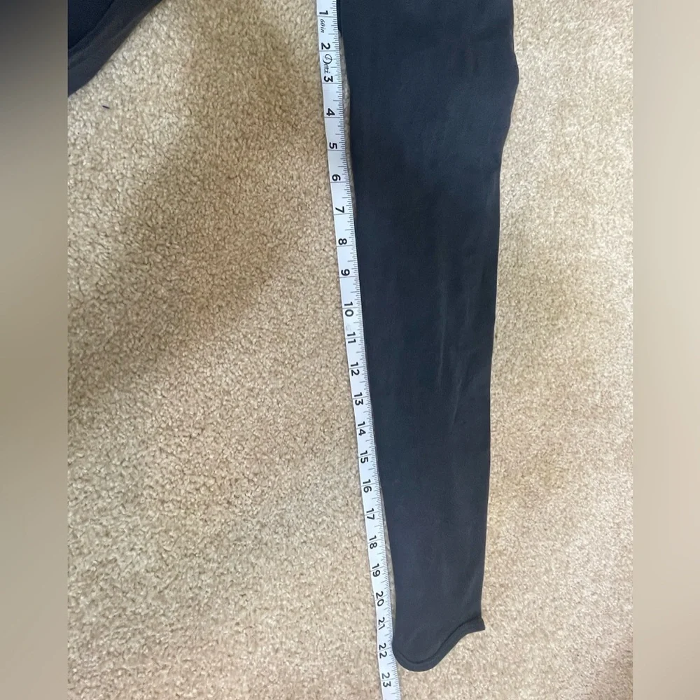 GYMSHARK black textured leggings with designs on front size XS - Picture 3 of 8